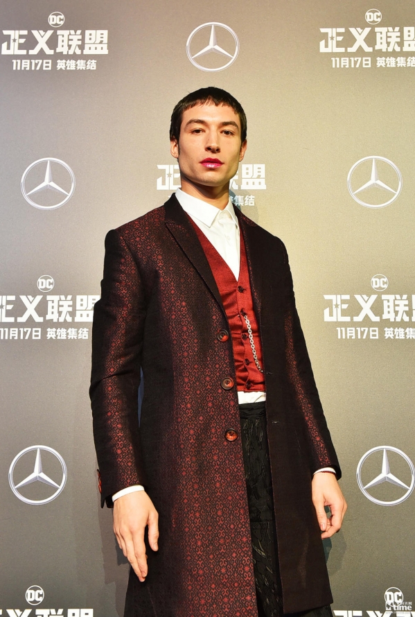 ezra miller 女装 ezra miller 壁花少年