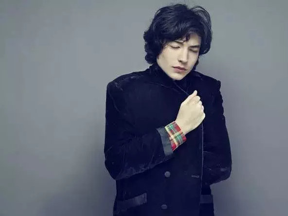 ezra miller 女装 ezra miller 壁花少年