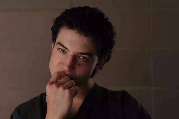 ezra miller 女装 ezra miller 壁花少年
