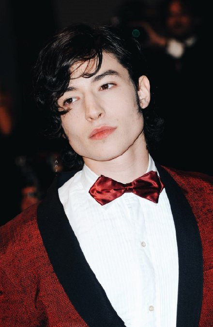 ezra miller 女装 ezra miller 壁花少年