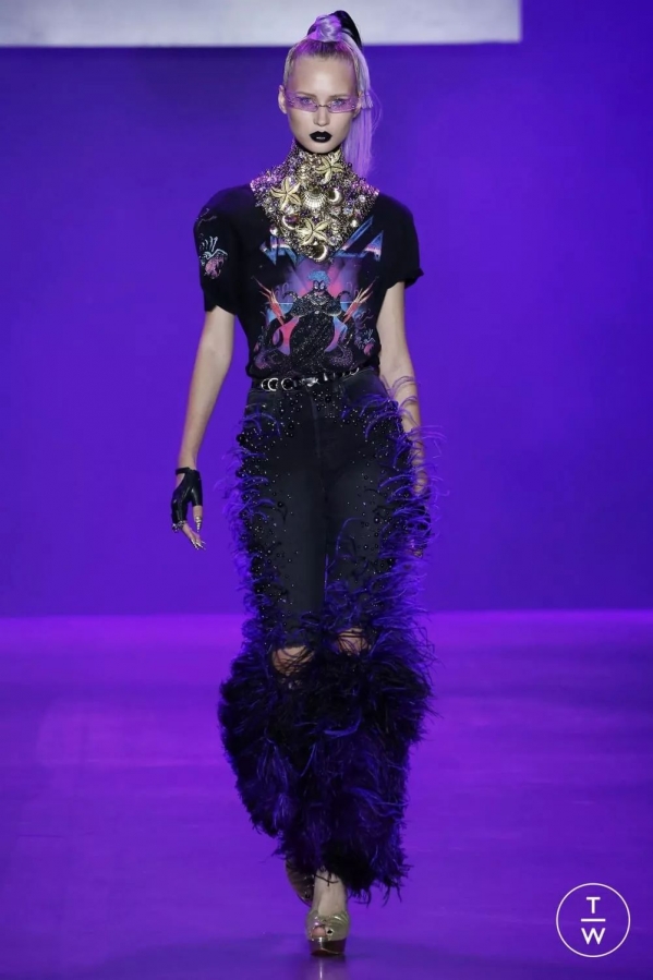 看看这些羽毛、渔网和从头到脚的blingbling，还有比2025春夏更骚气的流行季吗？