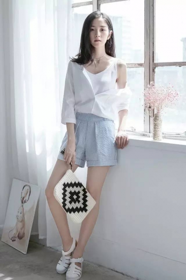 好看的白色衣服搭配图片