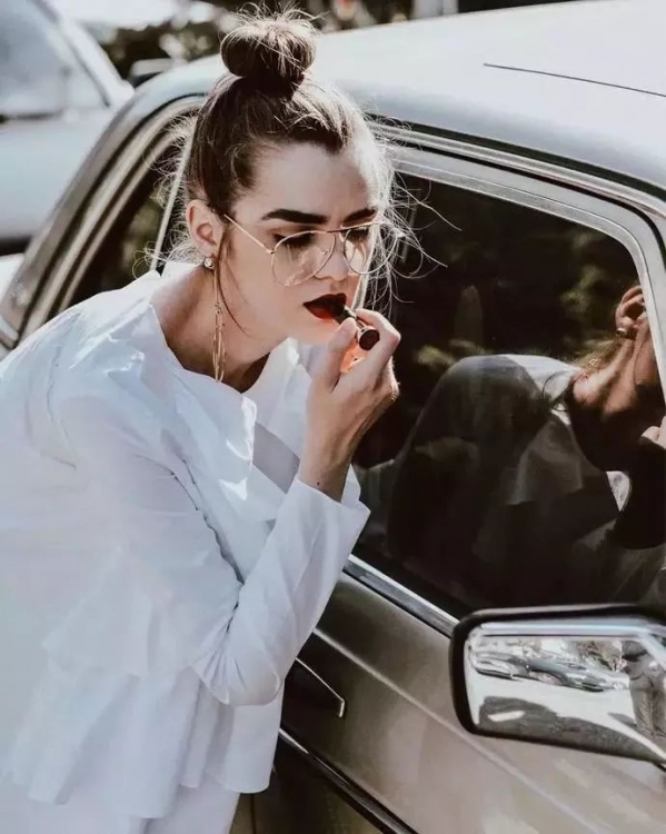 白色和红色搭配好看吗 红色搭配什么颜色好看