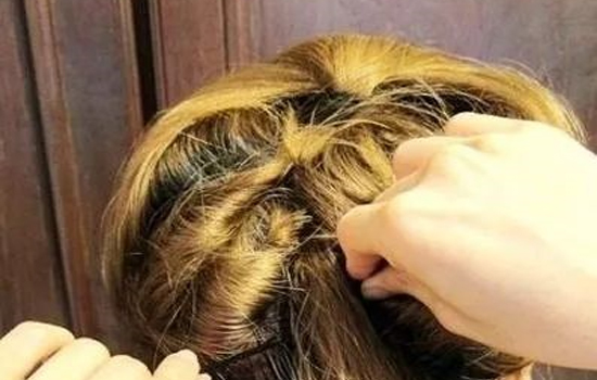 短烫发的简单扎法 短烫发的简单扎法图片