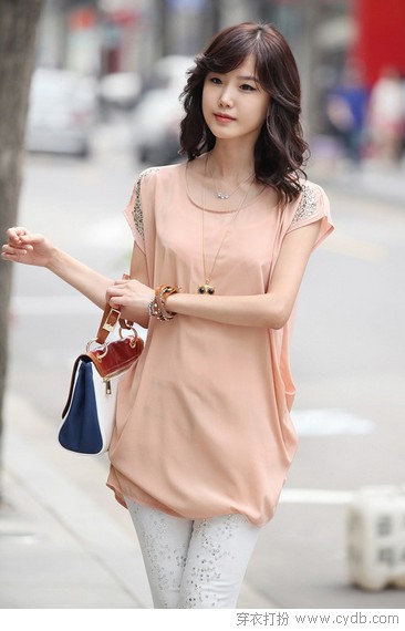爱逛街的阳光女孩