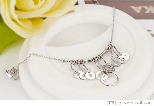 纤纤作细步，精妙世无双
