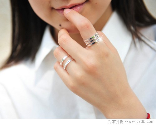 指间上的俏颜如花