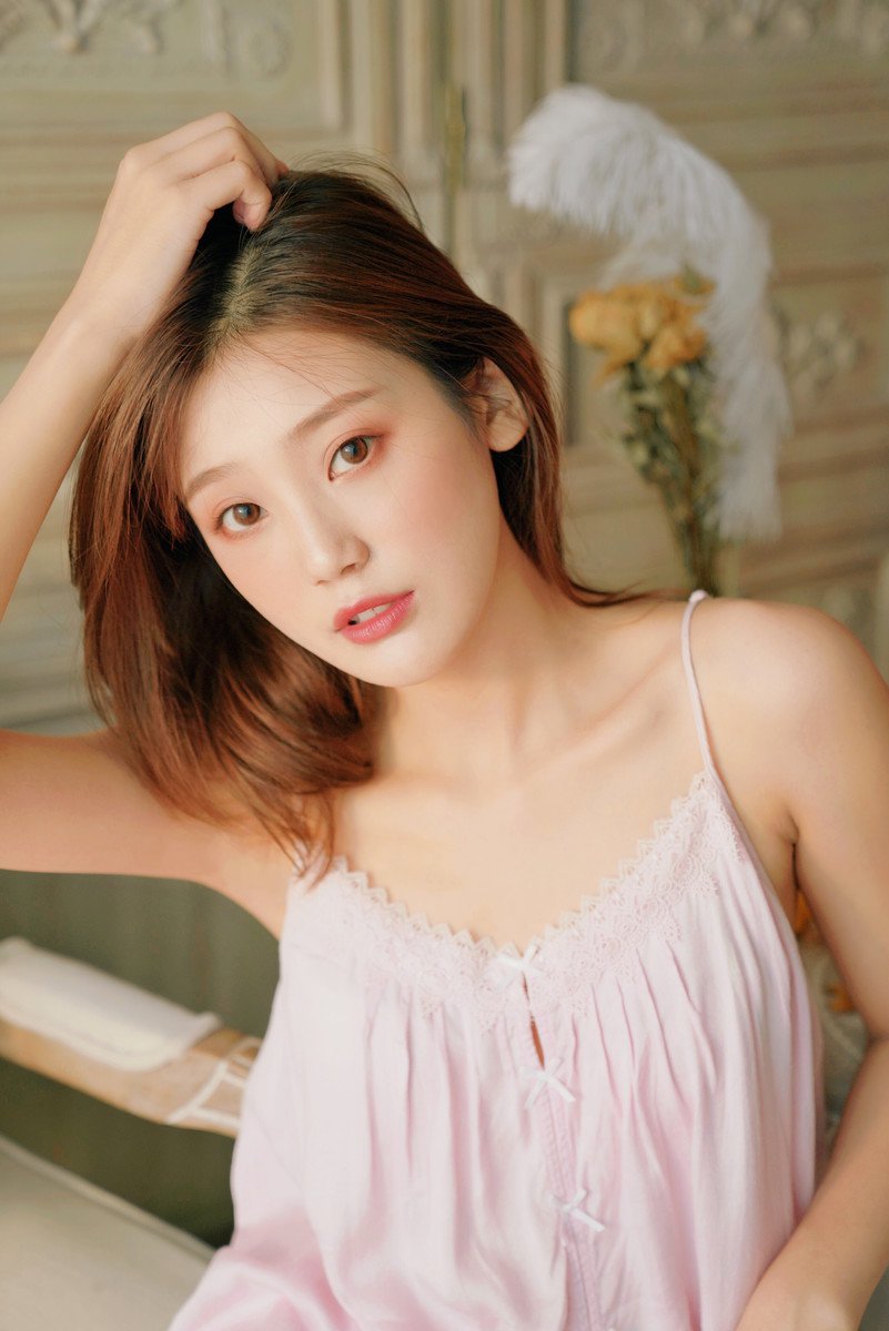 成熟美女吊带裙性感写真图片