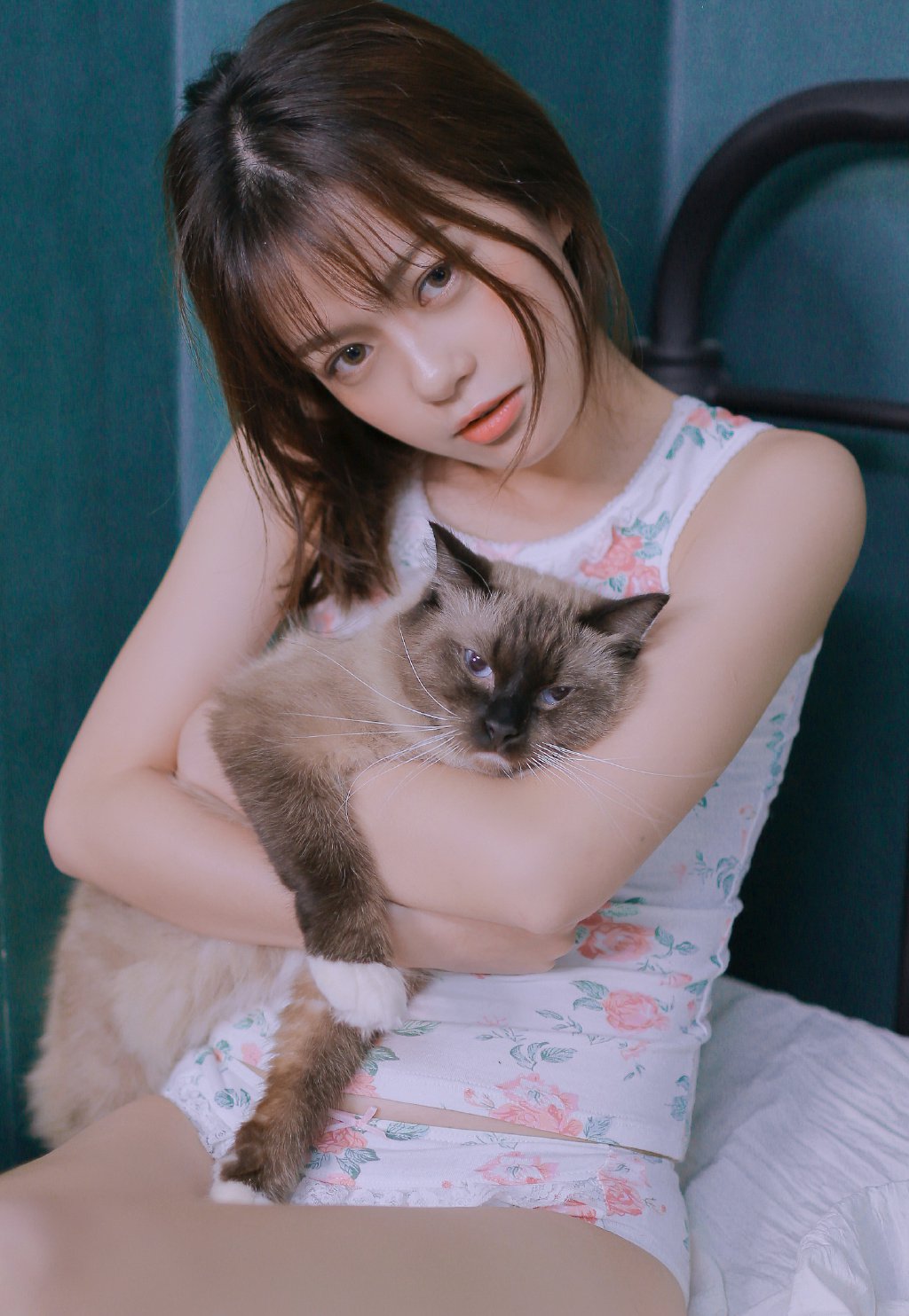 吊带美女尤物丰满性感写真图片