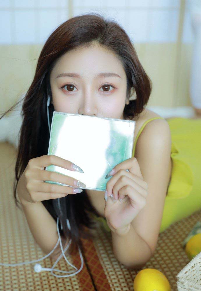 标致长发美女丝袜美腿性感写真图片