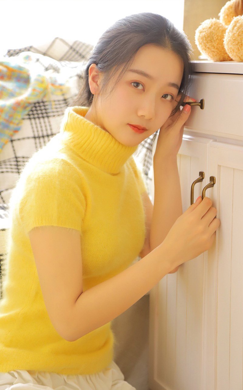 甜美家居美女写真手机壁纸