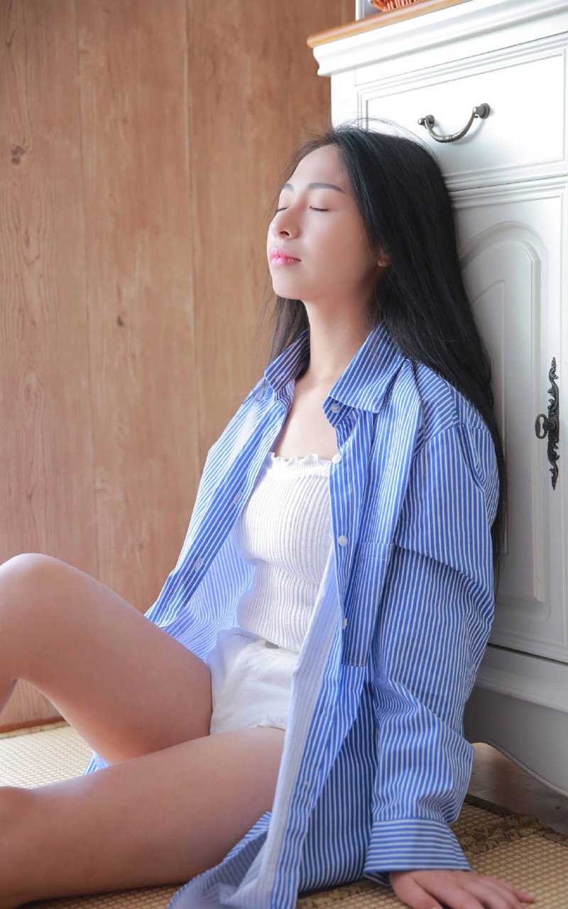 性感衬衫美女私房写真手机壁纸