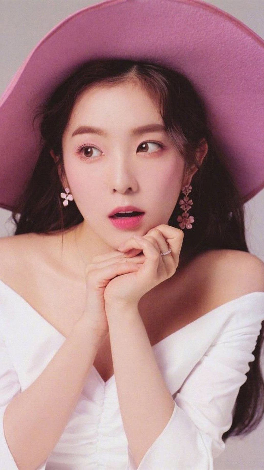 恬静美女性感写真手机壁纸图片