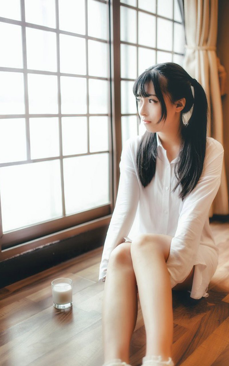 双马尾邻家女孩白皙养眼写真图片