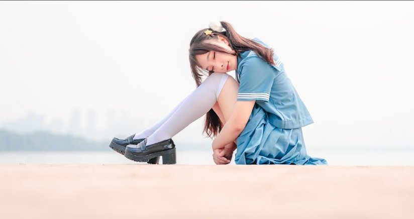 JK制服美女户外俏皮写真图片
