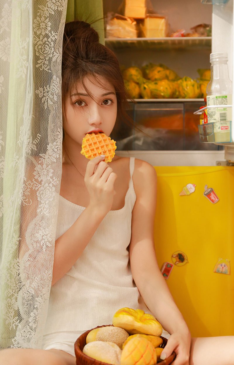 丸子头美女性感随性写真图片