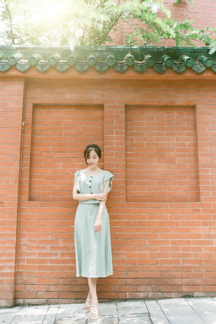 白皙小清新美女养眼街拍写真图片