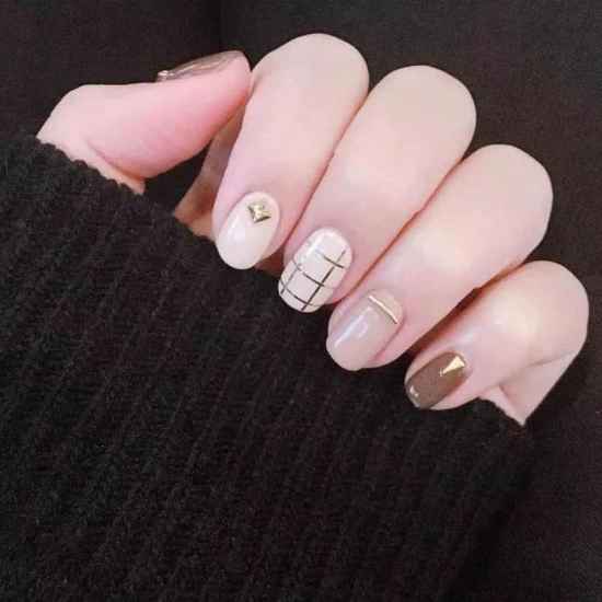 美甲什么颜色显手白
