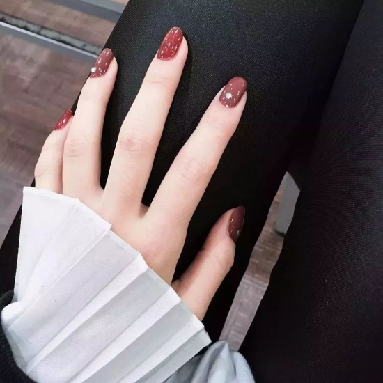 美甲什么颜色显手白
