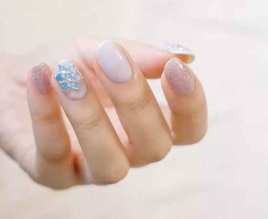 钻石雪花款美甲教程 淡雅钻石雪花款美甲画法