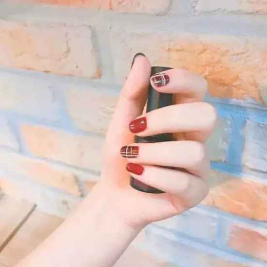 酒红色美甲图片