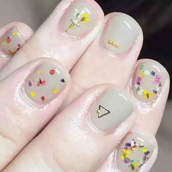 纯色美甲图片 纯色美甲图片显手白