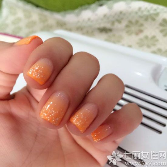 亮片渐变美甲图片 渐变亮片美甲图片2025款式