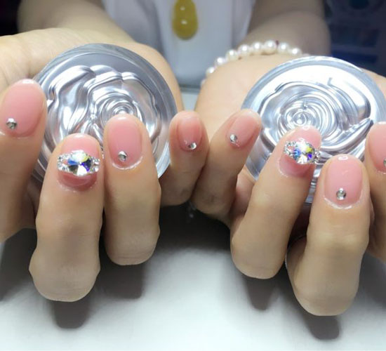 新娘做什么样的指甲好看 新娘美甲图片2025款式图片欣赏