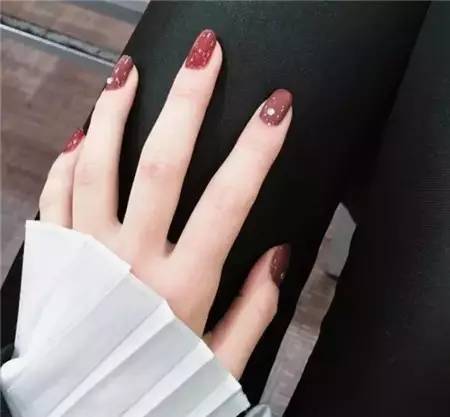 什么颜色的美甲显白