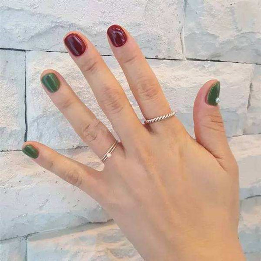 酒红色美甲跳色款式图 酒红色美甲跳什么色