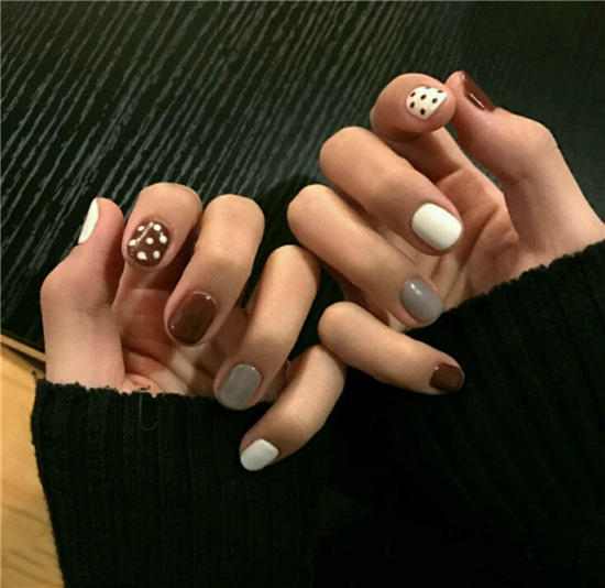 冬天波点美甲图片 冬季波点美甲图片