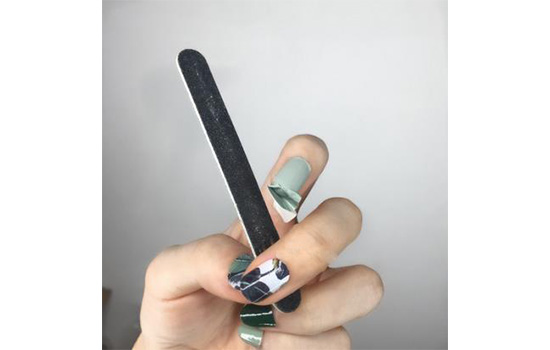贴纸美甲怎么做 贴纸美甲的做法步骤图