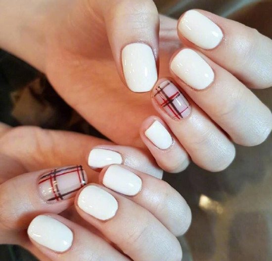 复古格纹美甲图片