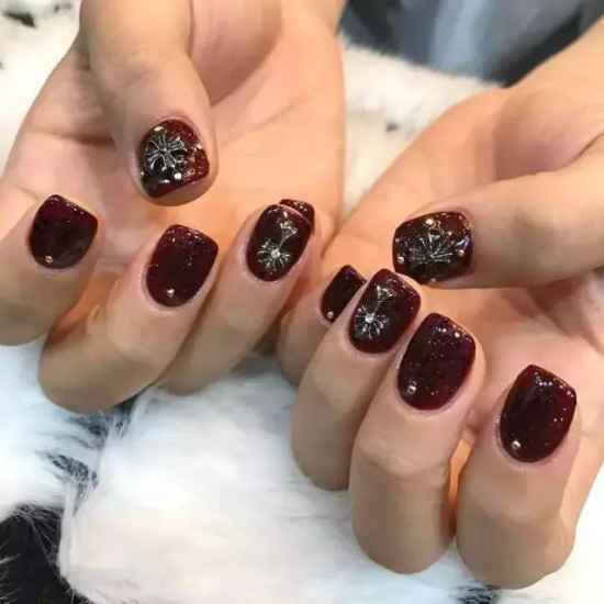 酒红色美甲图片