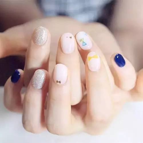 纯色美甲图片 纯色美甲图片显手白
