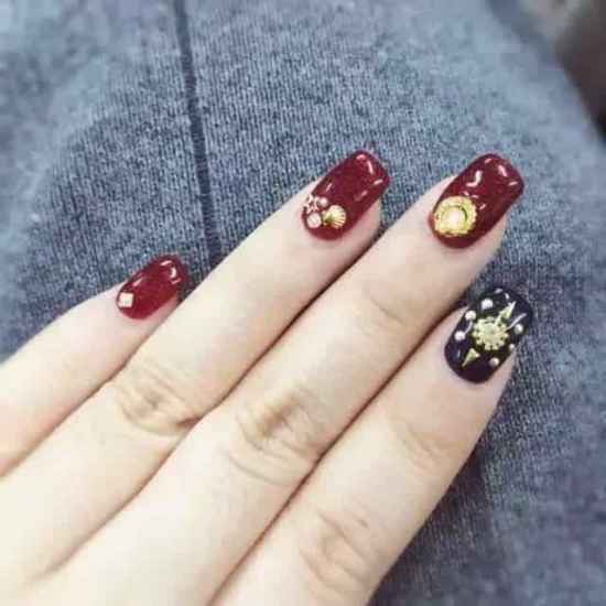 酒红色美甲图片