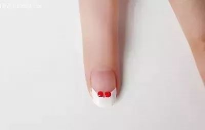 法式美甲怎么做
