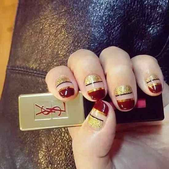 酒红色美甲图片