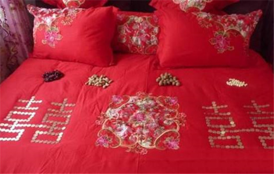 结婚床上要放什么干果 结婚床上放什么东西