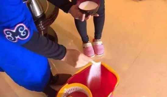 地板很脏怎样清洗 教你几招地板清洗干干净净