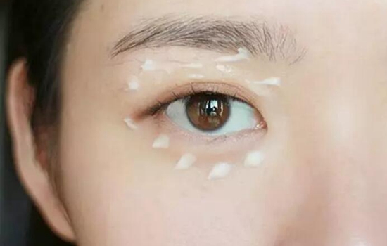 兰蔻小黑瓶眼霜怎么用法 兰蔻发光眼霜怎么使用