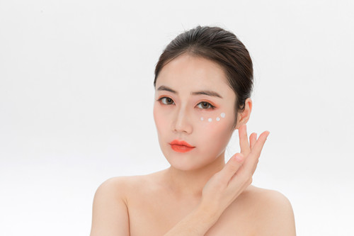 涂脸的正确步骤 涂脸护肤的正确步骤如下