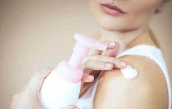 身体乳是擦干身体用还是直接用 擦身体乳要不要擦干