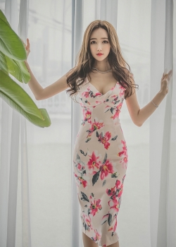 好看的美女小姐姐诱人图片 火辣身材美女碎花裙翘臀写真