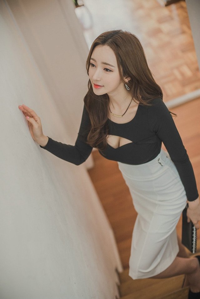 开胸裙美模露事业线美艳动人诱惑写真图片