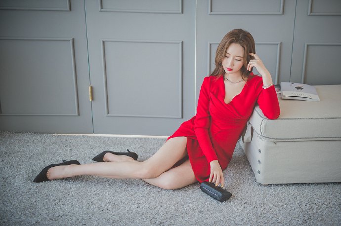高开叉红色礼服美女白嫩美腿性感美女图片