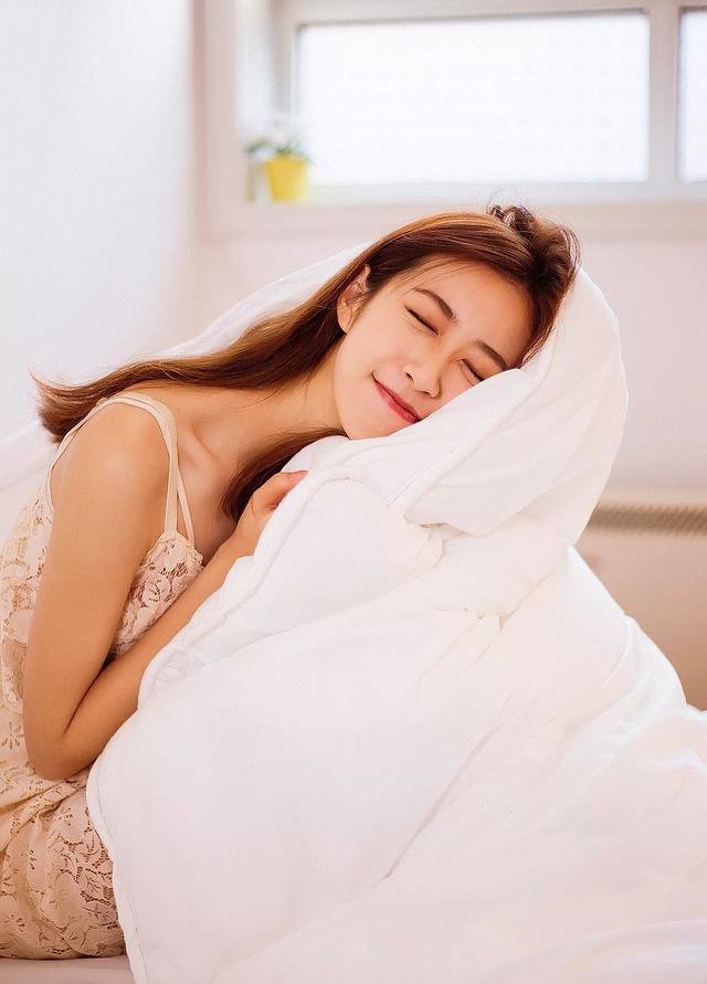 蕾丝美女吊带酥胸性感睡衣美女图片