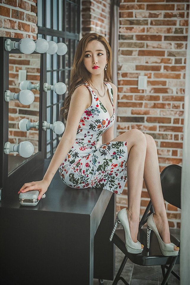 碎花裙美模完美身材诱惑撩人销魂写真图片