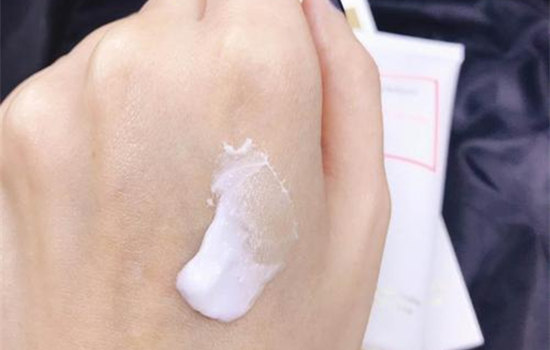 护手霜搓泥是什么原因 护手霜抹在手上搓出泥