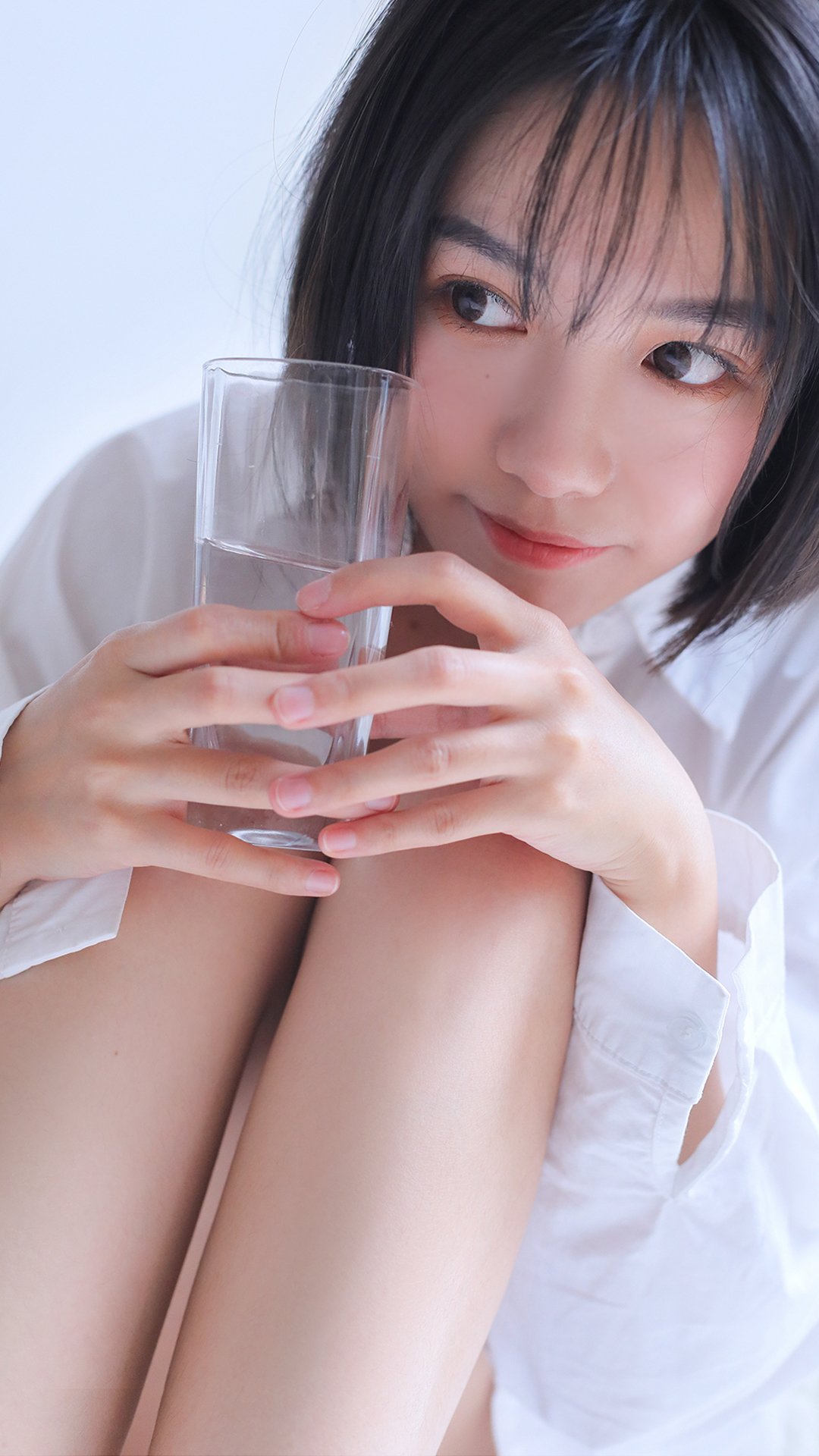 好看的高清白衬衣短发美女手机壁纸